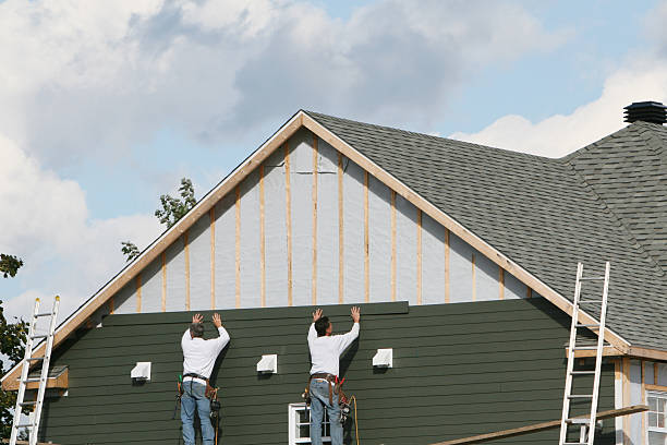 Professional Siding technician working in Manville, NJ